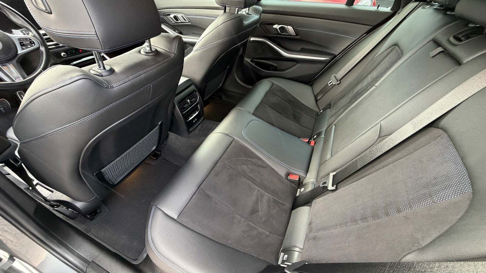 Blå BMW 320i fra 2023