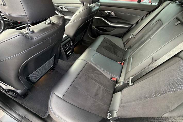 Blå BMW 320i fra 2023