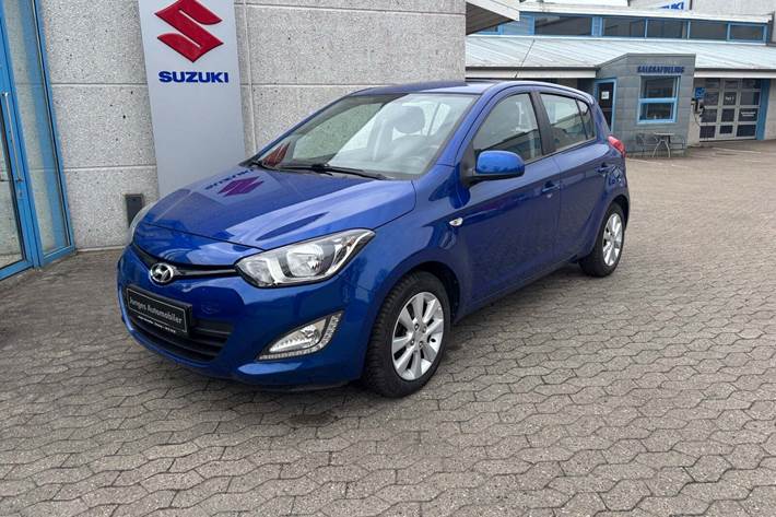Blå Hyundai i20 fra 2013