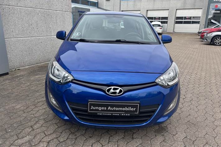 Blå Hyundai i20 fra 2013