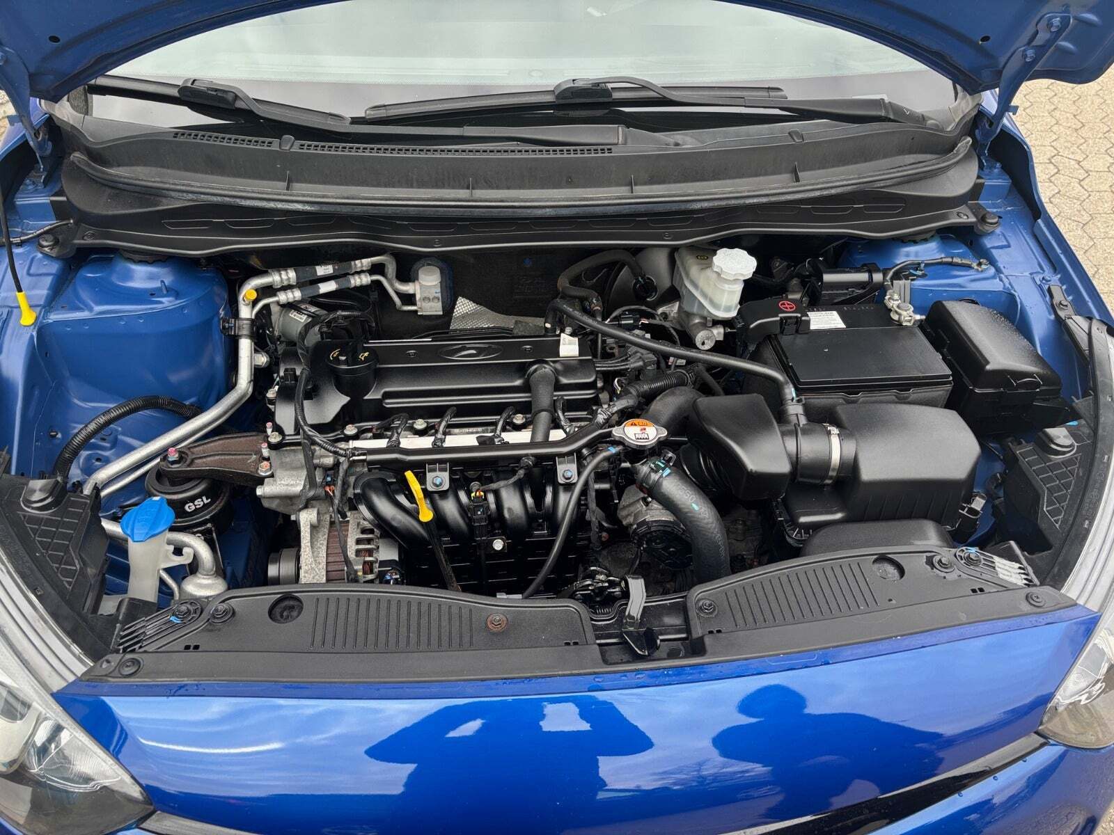 Blå Hyundai i20 fra 2013