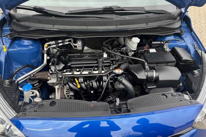 Blå Hyundai i20 fra 2013