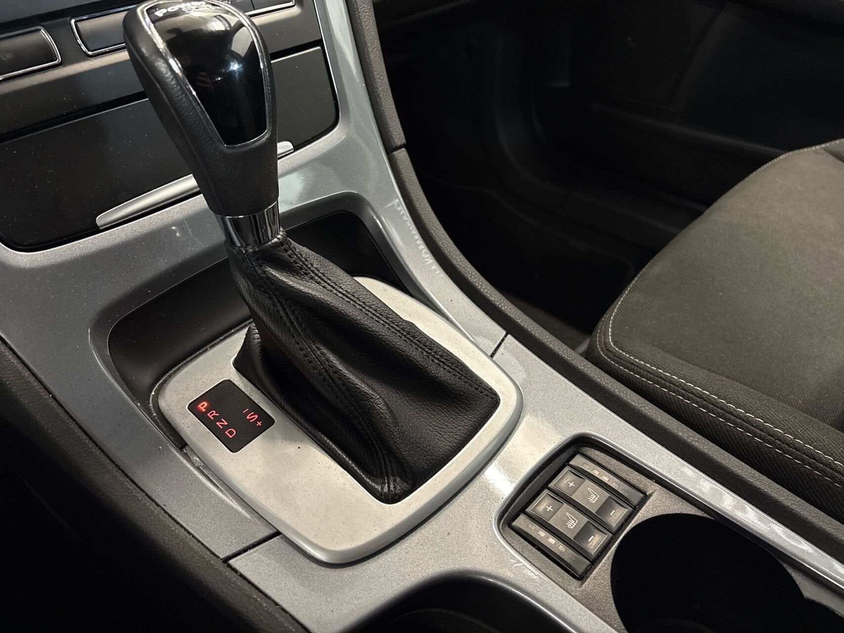 Sølv Ford Mondeo fra 2013