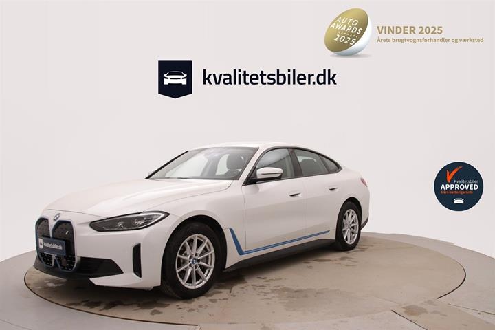 Hvid BMW i4 fra 2023 set udefra