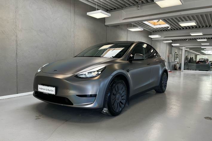 Hvid Tesla Model Y fra 2022