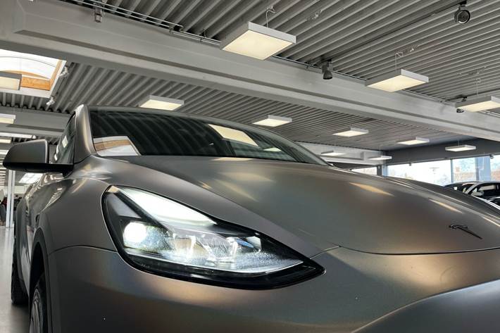 Hvid Tesla Model Y fra 2022