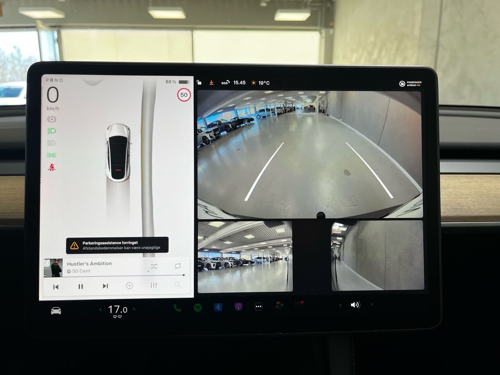 Hvid Tesla Model Y fra 2022