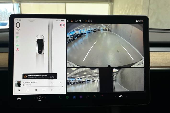 Hvid Tesla Model Y fra 2022