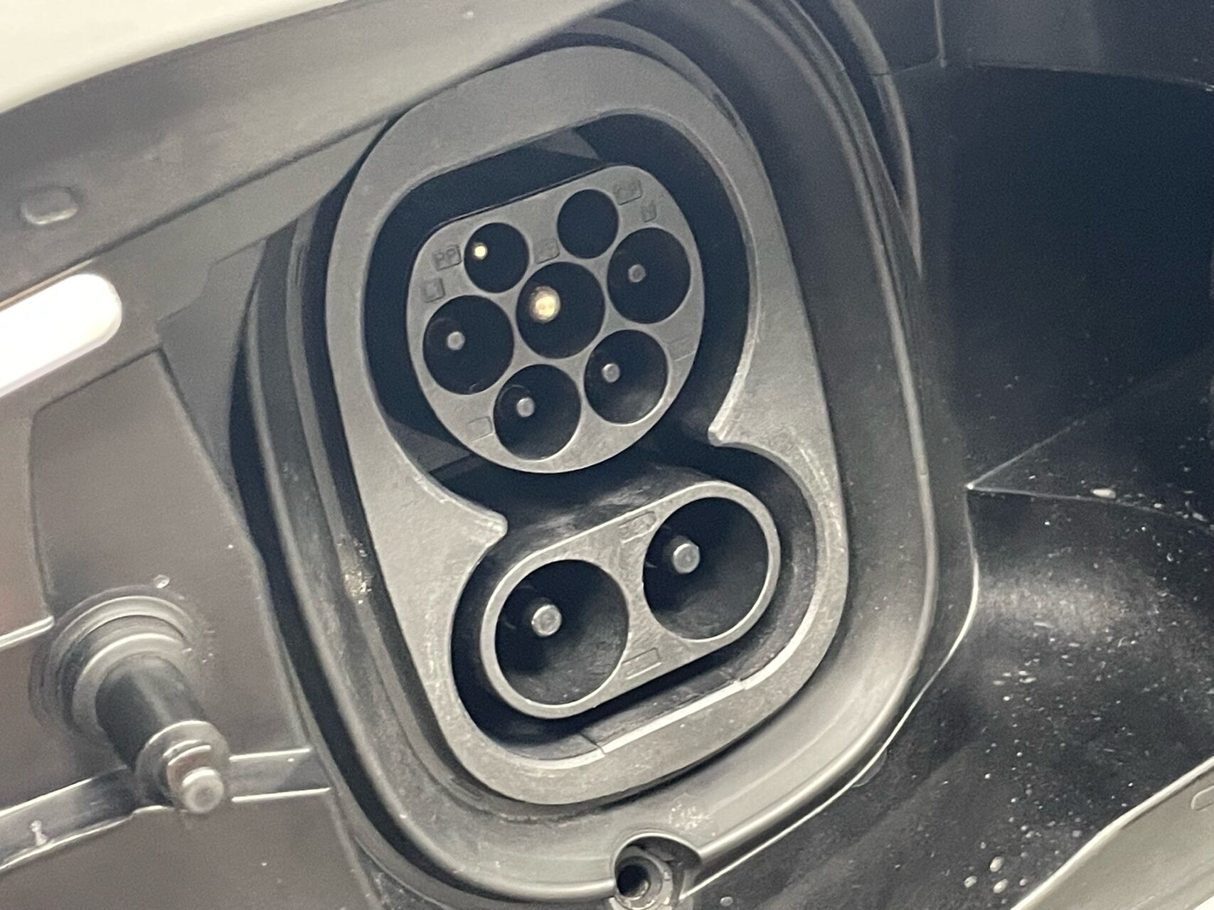 Hvid Skoda Enyaq fra 2024