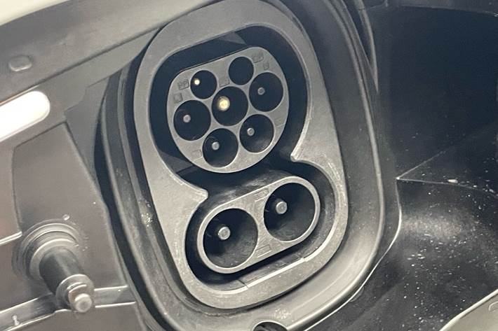 Hvid Skoda Enyaq fra 2024