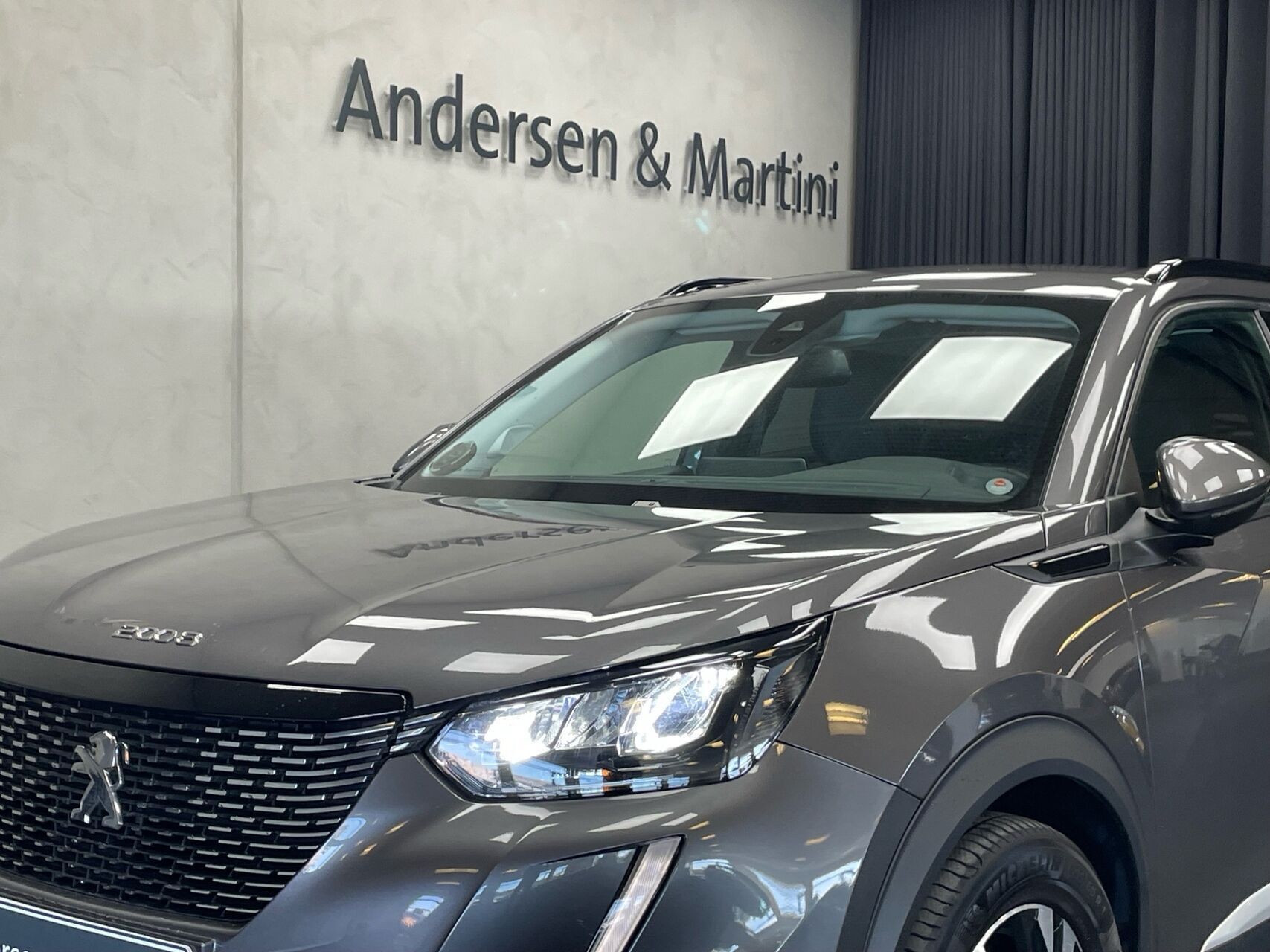 Grå Peugeot 2008 fra 2021