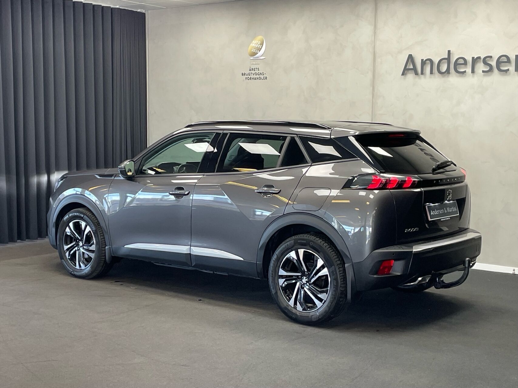 Grå Peugeot 2008 fra 2021