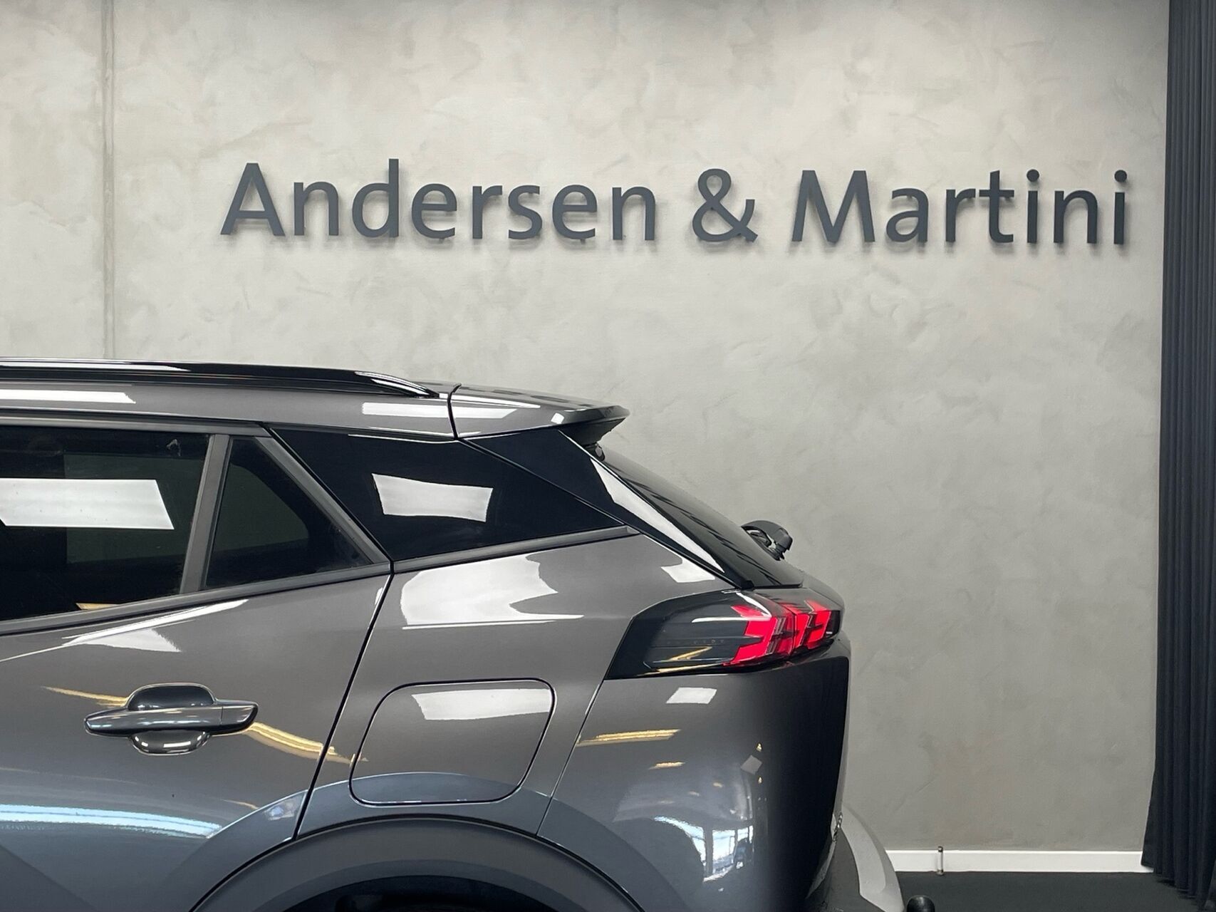 Grå Peugeot 2008 fra 2021