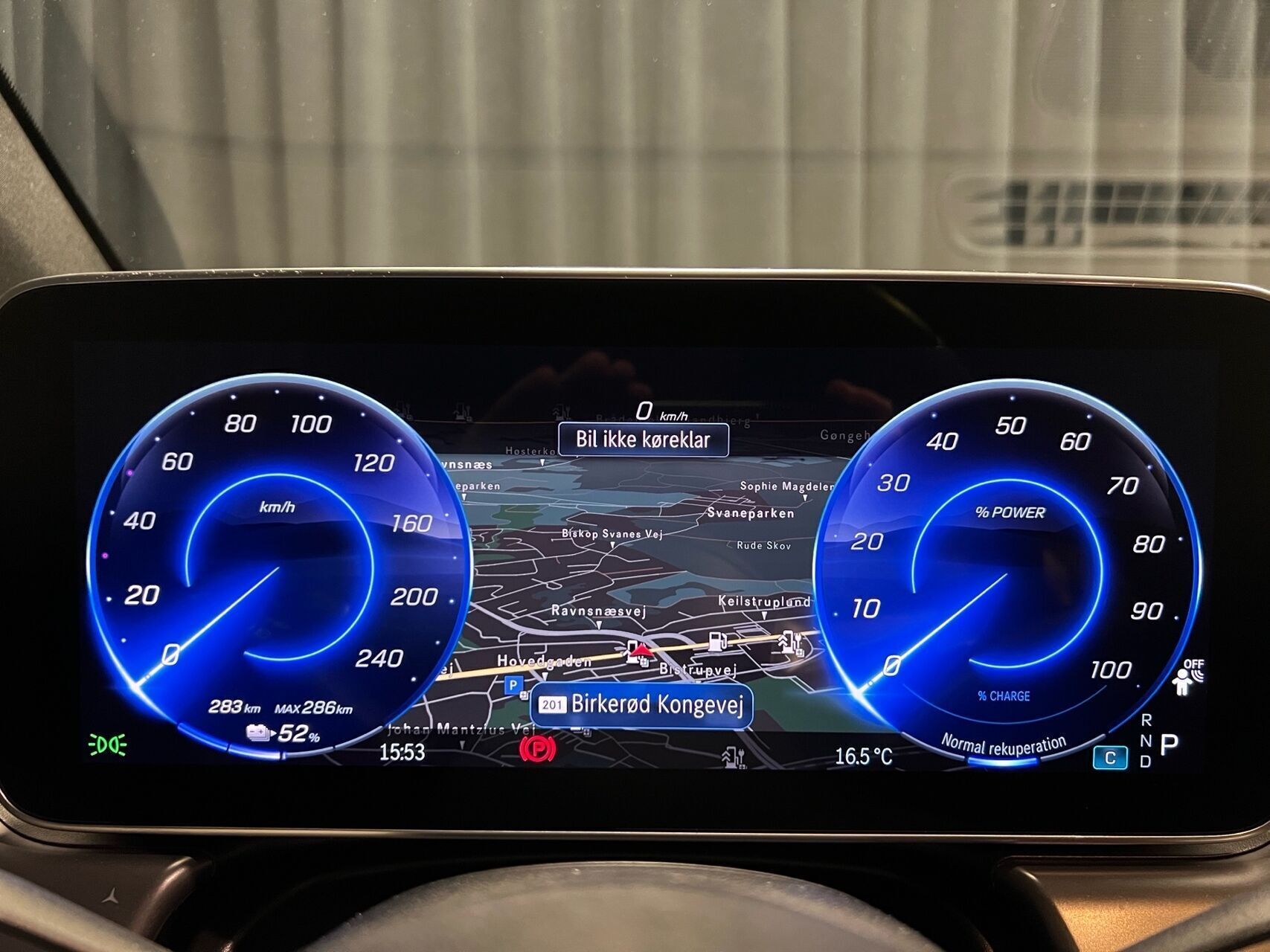 Grøn Mercedes EQE350 fra 2024 set indefra