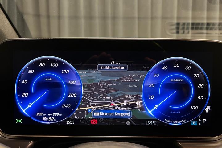Grøn Mercedes EQE350 fra 2024 set indefra