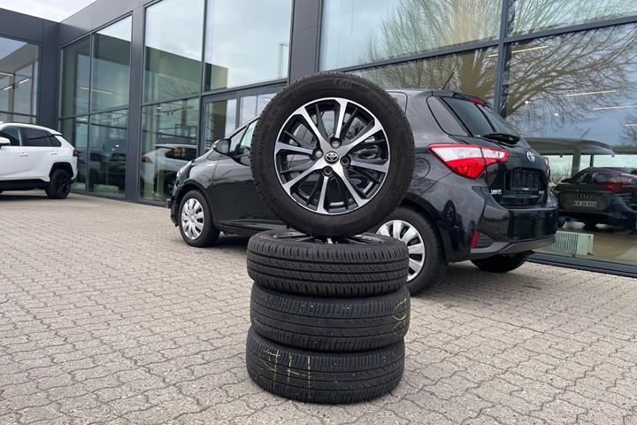Sort Toyota Yaris fra 2018