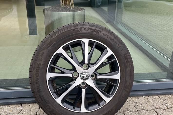 Sort Toyota Yaris fra 2018