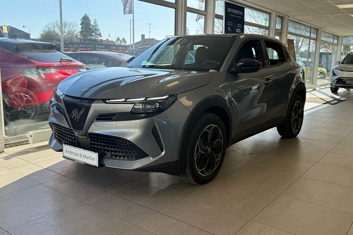 Grå Alfa Romeo Junior fra 2025