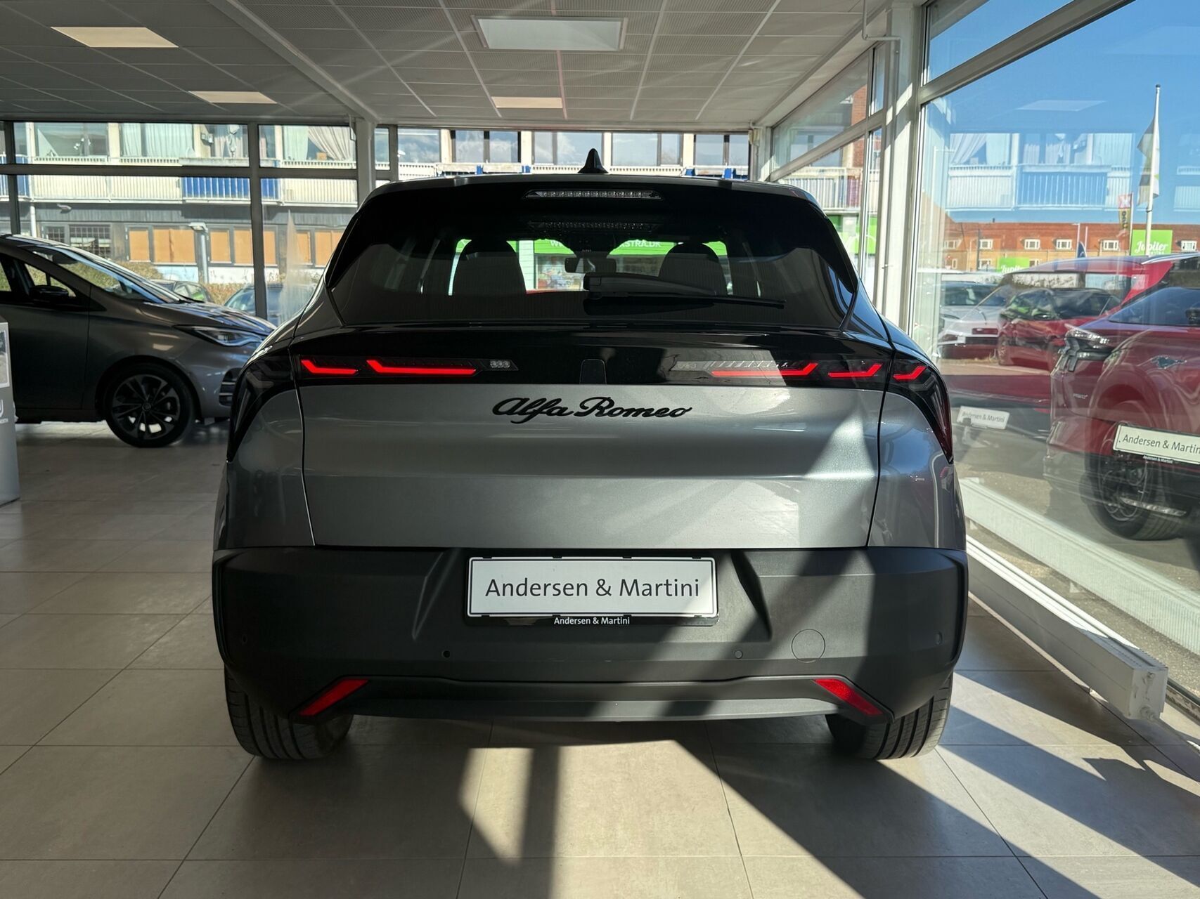 Grå Alfa Romeo Junior fra 2025