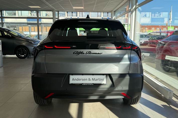 Grå Alfa Romeo Junior fra 2025