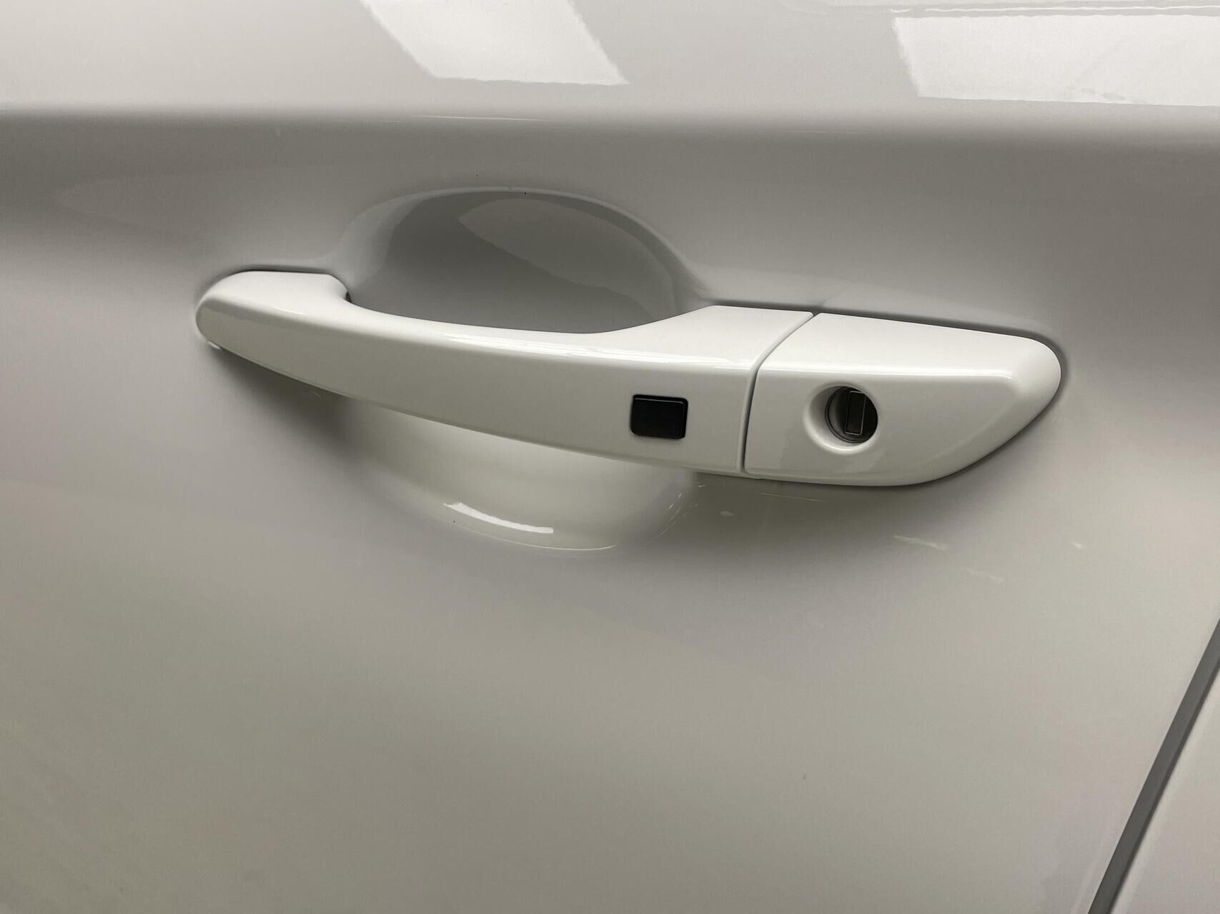 Hvid Hyundai Kona fra 2023