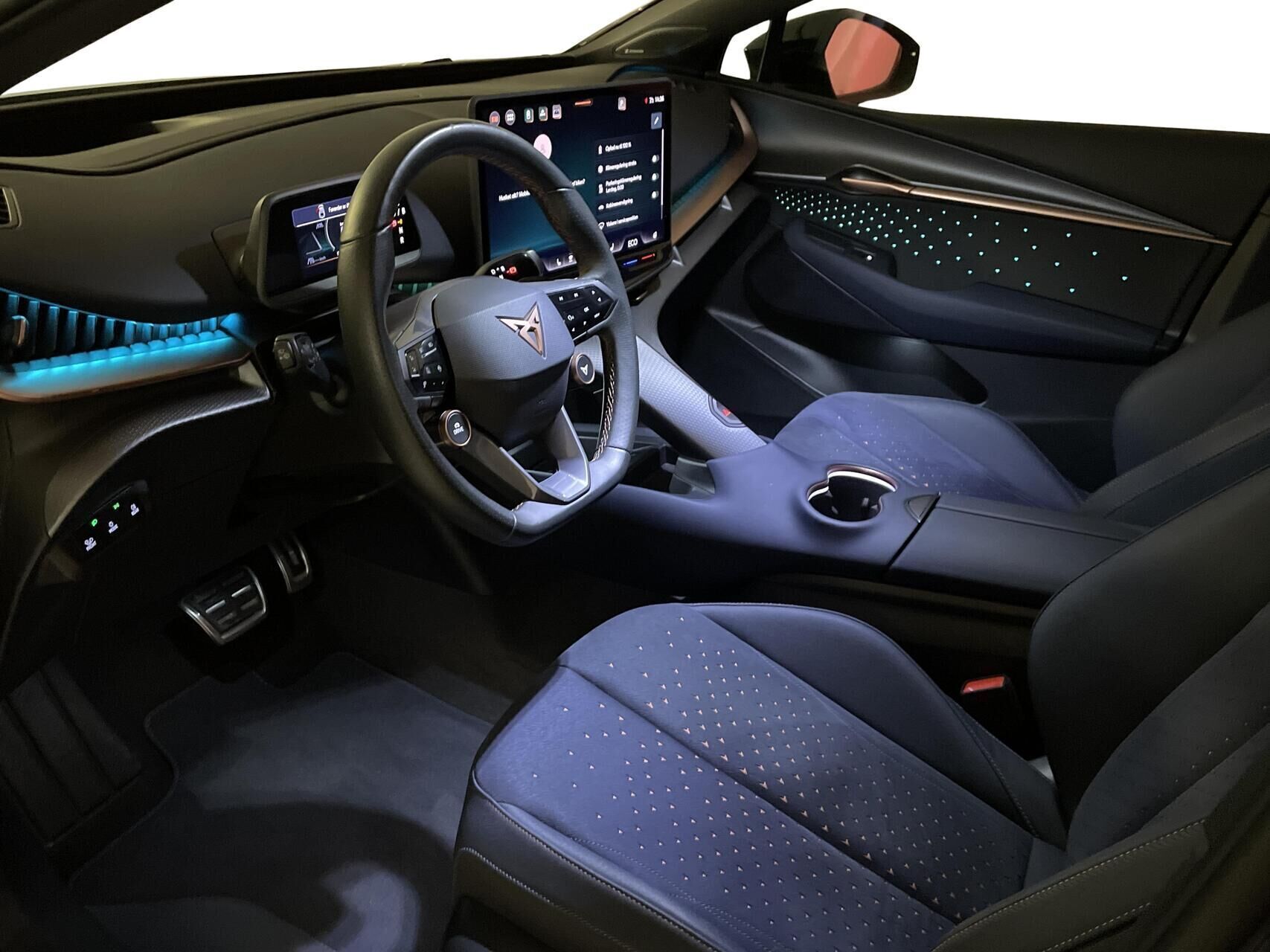 Blå Cupra Tavascan fra 2024