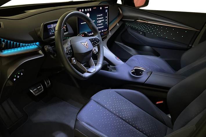 Blå Cupra Tavascan fra 2024