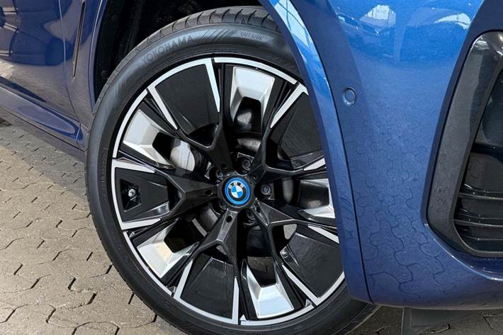 Blå BMW iX3 fra 2022