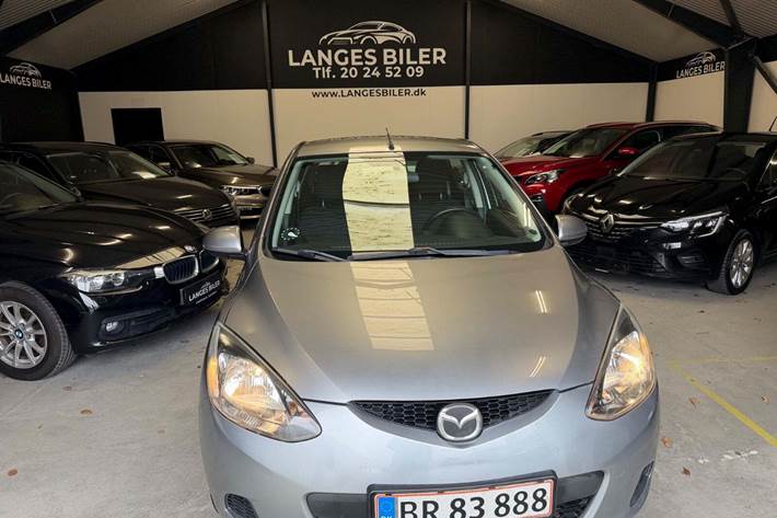 Grå Mazda 2 fra 2009