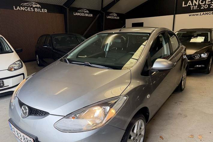 Grå Mazda 2 fra 2009
