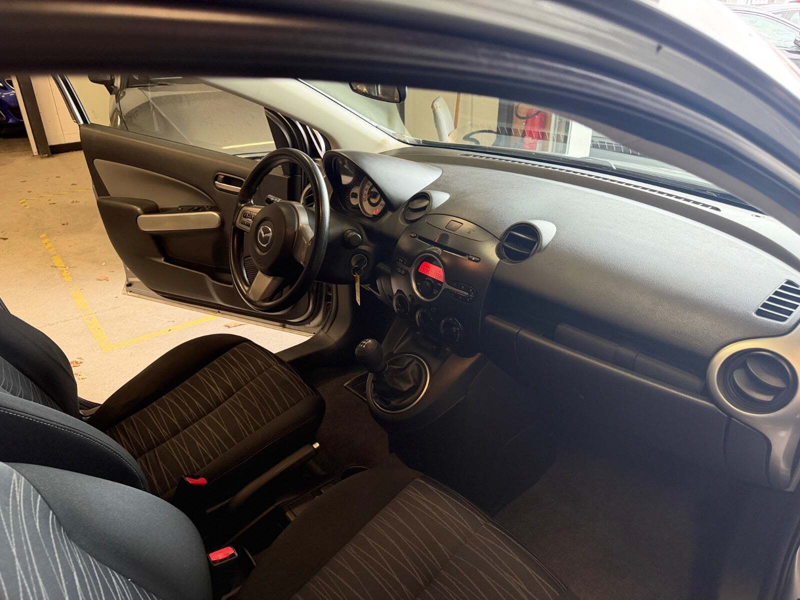 Grå Mazda 2 fra 2009