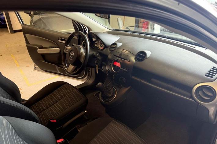 Grå Mazda 2 fra 2009