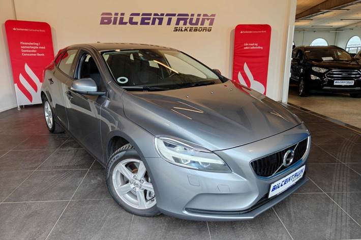 Grå Volvo V40 fra 2016