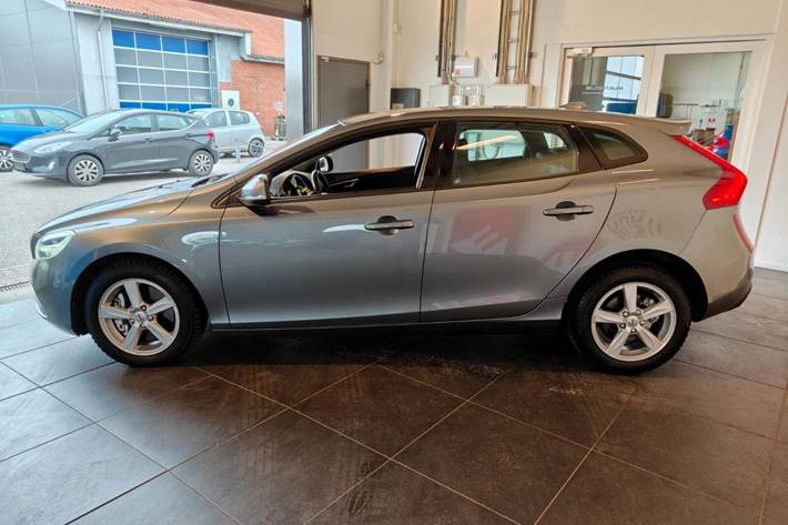 Grå Volvo V40 fra 2016