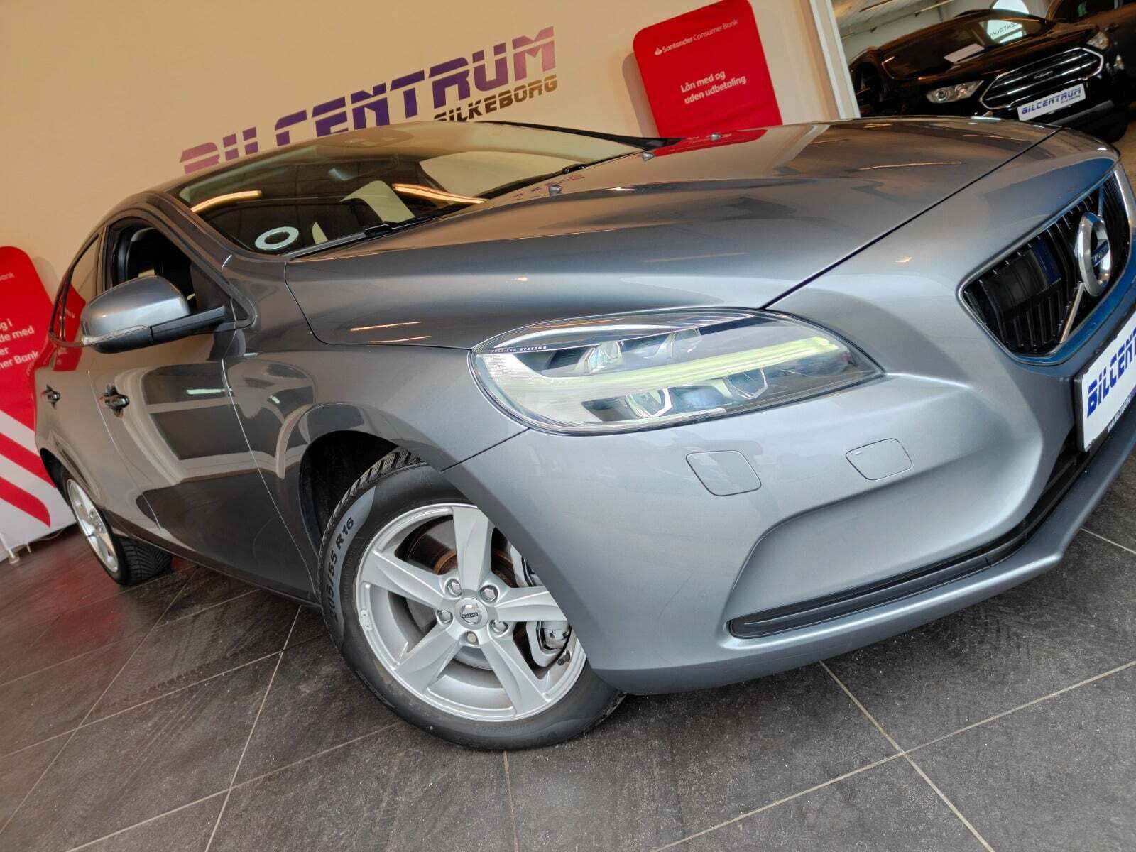 Grå Volvo V40 fra 2016