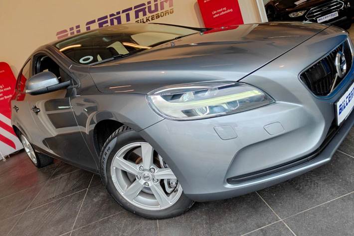 Grå Volvo V40 fra 2016