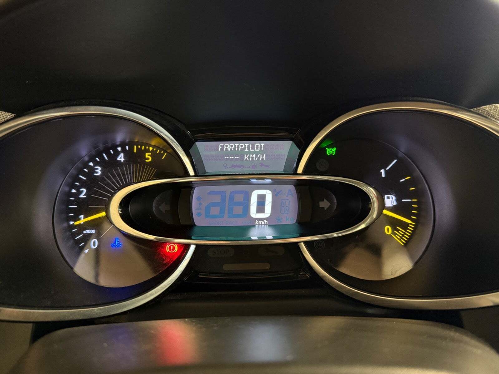 Rød Renault Clio IV fra 2014