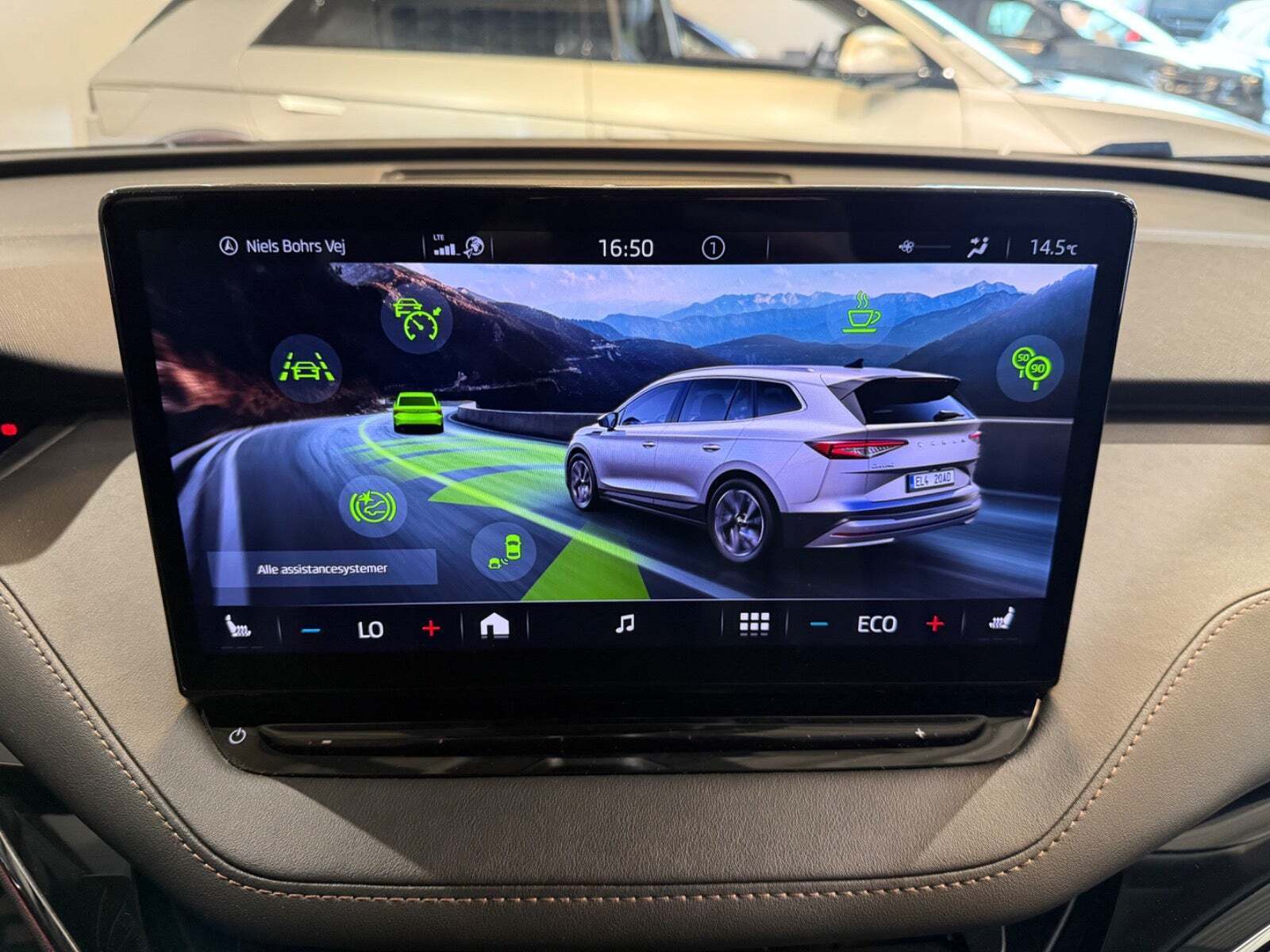 Hvid Skoda Enyaq fra 2022