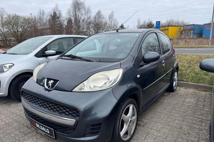 Grå Peugeot 107 fra 2009
