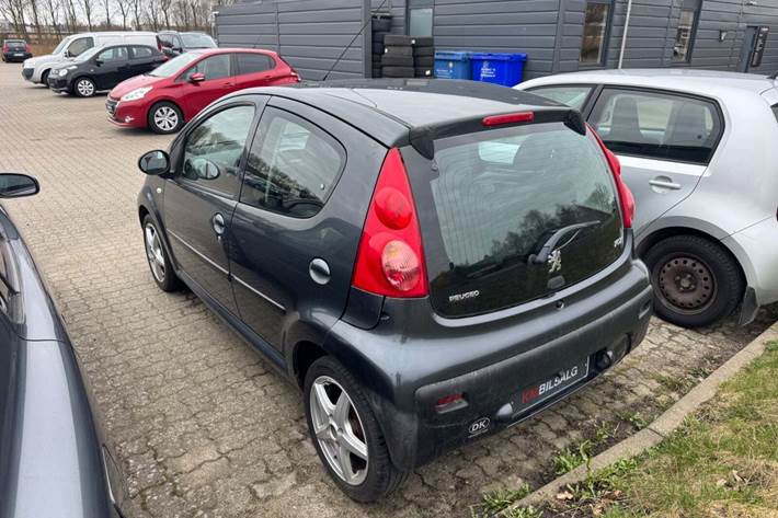 Grå Peugeot 107 fra 2009