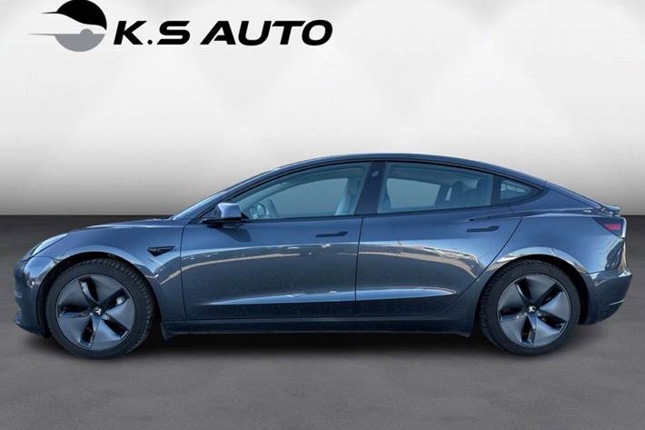 Grå Tesla Model 3 fra 2021