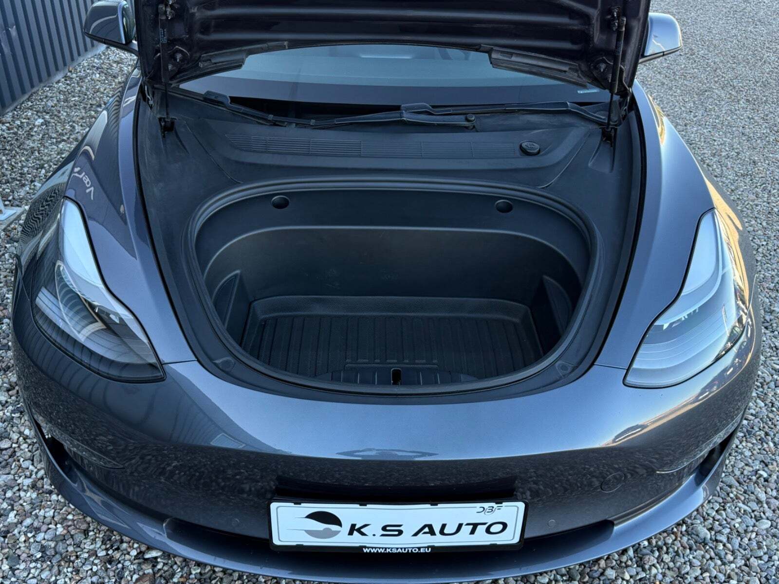 Grå Tesla Model 3 fra 2021