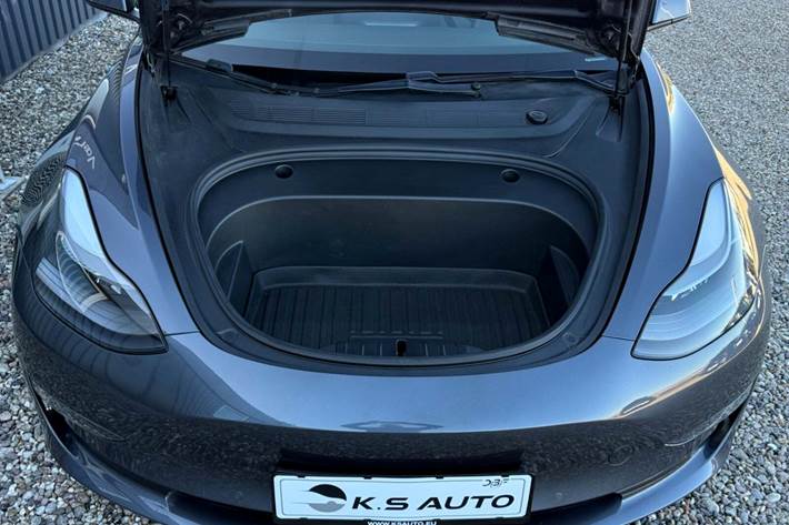 Grå Tesla Model 3 fra 2021