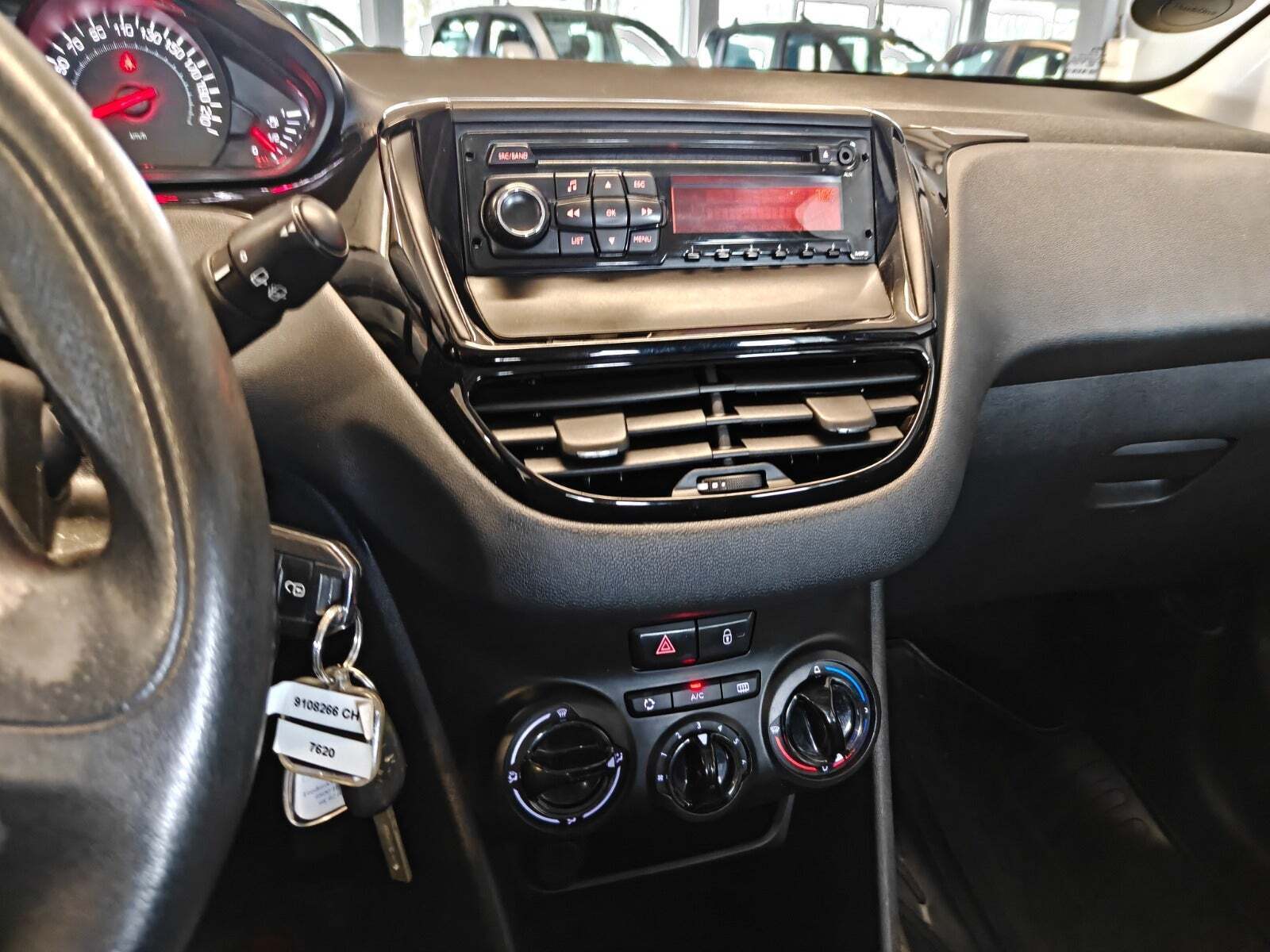 Gul Peugeot 208 fra 2013