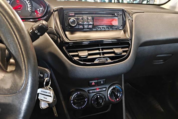 Gul Peugeot 208 fra 2013