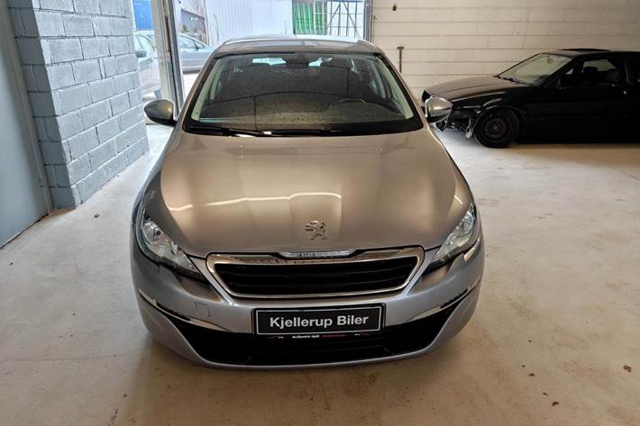 Gul Peugeot 308 fra 2015