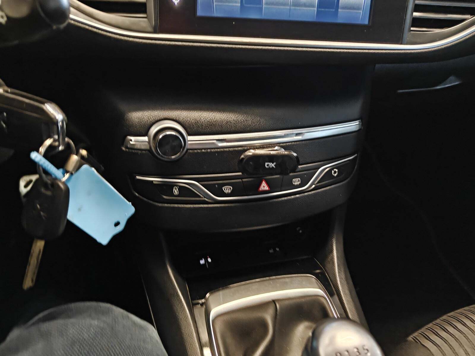 Gul Peugeot 308 fra 2015