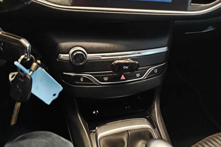 Gul Peugeot 308 fra 2015