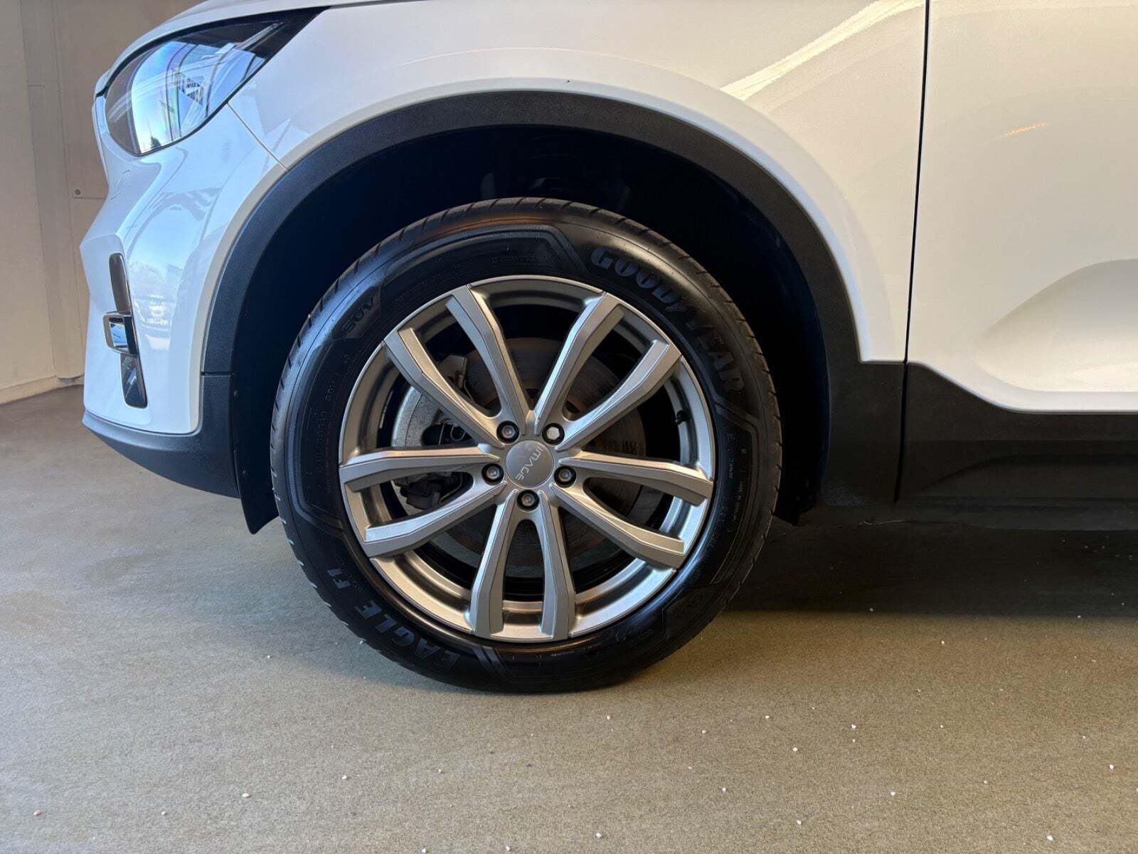 Hvid Volvo XC40 fra 2023