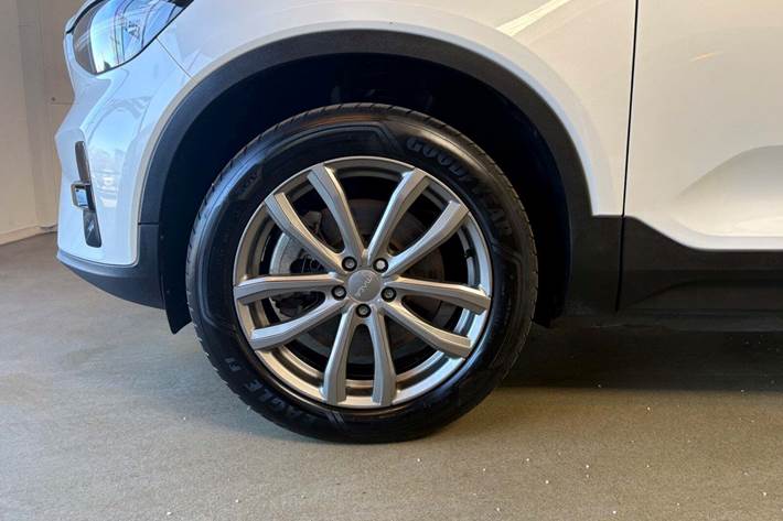 Hvid Volvo XC40 fra 2023